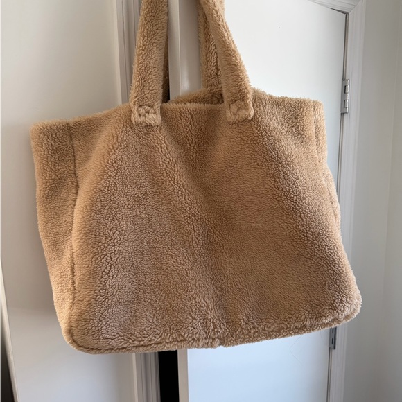 ALO Yoga Sherpa Tote in Tan - Picture 6 of 6